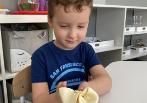 chłopiec przygotowuje do pieczenia ciastko z jabłkami
