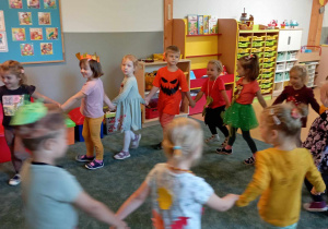 Dzieci podczas jesiennego tańca