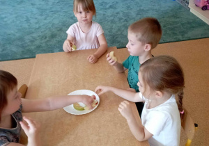 Dzieci podczas degustacji jabłek
