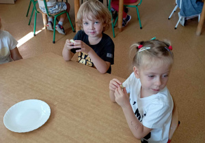Dzieci podczas degustacji jabłuszek