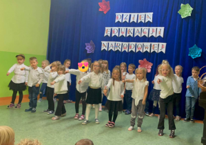 Dzieci tańczą na scenie z okazji Dnia Nauczyciela
