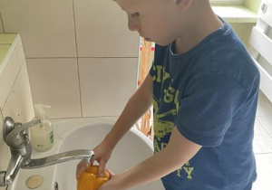 chłopiec myje paprykę