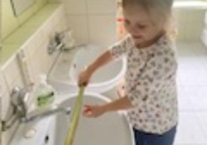 dziewczynka myje rabarbar