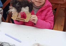 dziewczynka prezentuje wykonaną alpakę