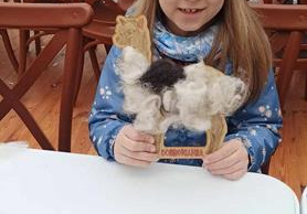 dziewczynka prezentuje wykonaną alpakę