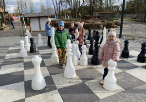 dzieci na wielkiej szachownicy