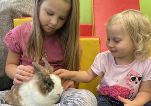dzieci przytulają królika