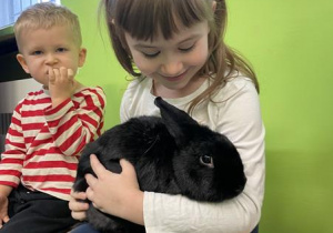 dzieci przytulają królika