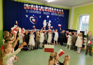 przedszkolaki machają flagami