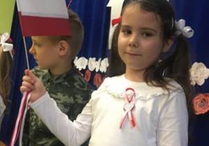 dziewczynka macha flagą Polski