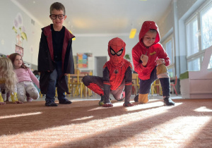 Chłopcy w strojach SpiderMan oraz chłopiec w stroju Harrego Pottera