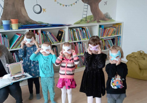 Dzieci w samodzielnie ozdobionych maskach Superbohaterów