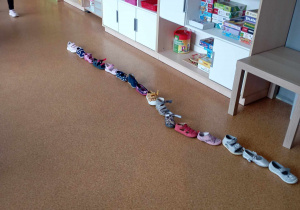 Dziecięce buty ustawione jeden za drugim w drodze do drzwi