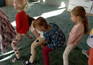 Dziewczynki podają sobie dynię między nogami