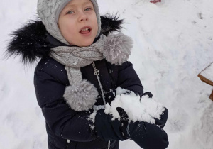 Dziewczynka podczas zabawy śniegiem