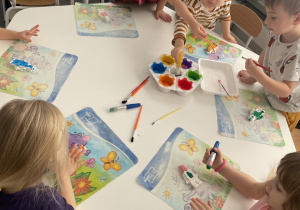 dzieci malują farbami gipsowe figurki Lego