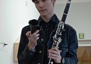 Pan klarnecista prezentuje poszczególne części klarnetu