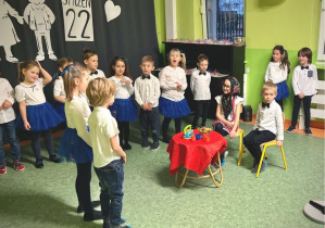 dzieci śpiewają piosenkę