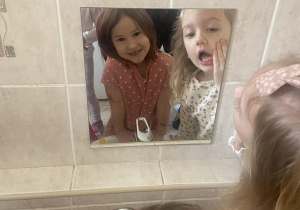 Dziewczynki w łazience przed lustrem