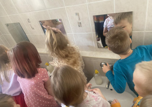 Dzieci w łazience przed lustrami mówią sobie samym, że się kochają