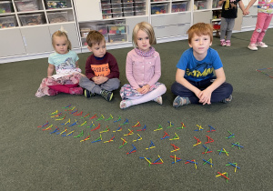 dzieci układają litery A z kolorowych patyczków