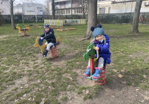 zabawa dzieci w ogrodzie