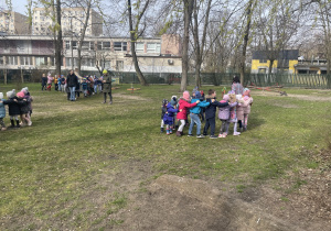 dzieci z nauczycielką podczas zabawy na powitanie wiosny