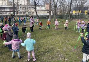 dzieci z nauczycielką podczas zabawy na powitanie wiosny