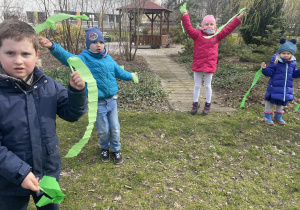 dzieci podczas zabawy na powitanie wiosny