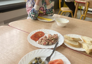 Dziewczynka przy stole podczas śniadania w stylu hiszpańskim
