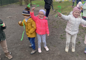 Dzieci na ogrodzie przedszkolnym podczas zabaw z okazji powitania wiosny