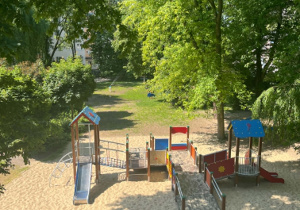 Plac zabaw w ogrodzie przedszkolnym z lotu ptaka