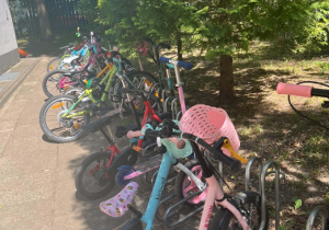 Stojaki rowerowe przed przedszkolem