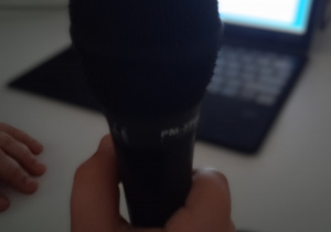 Dziecka trzymające mikrofon
