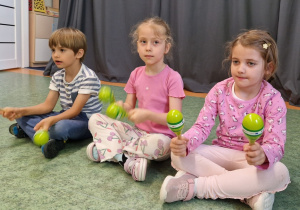 dzieci graja na marakasach