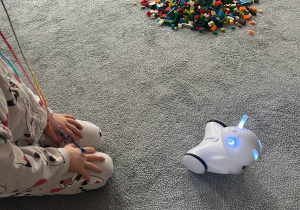 Dziecko podczas zabawy z robotem photon podczas zajęć