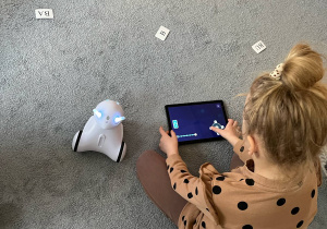 Dziewczynka programująca robota photon